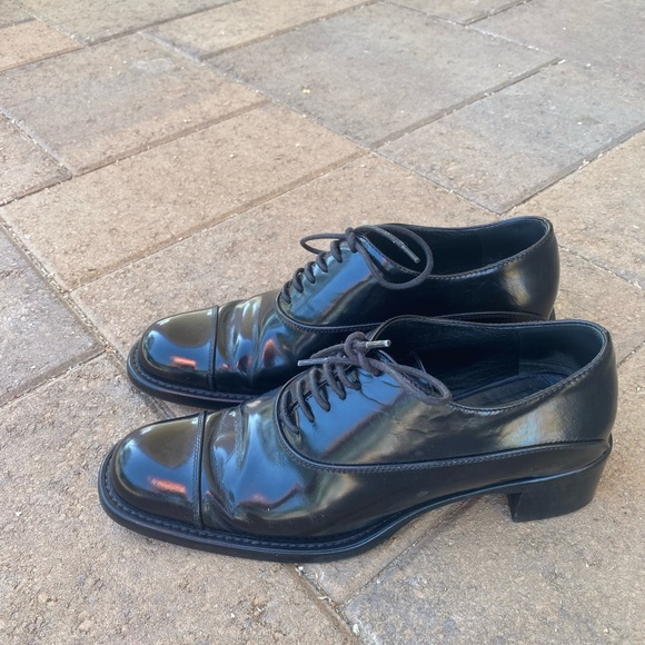 Calling all shoe lovers! Classic PRADA. Size 5 - Picture 2 of 4